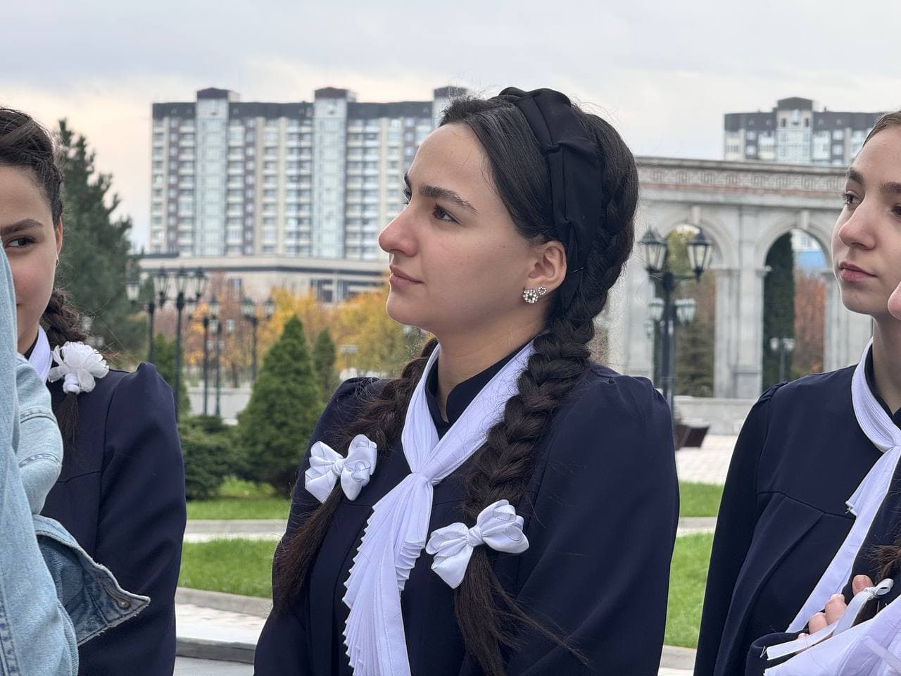 В Мемориальном комплексе жертвам репрессий в г. Назрани состоялось профориентационное мероприятие для школьников Назрановского района, направленное на знакомство школьников с профессией «Гид-экскурсовод».. Фото 4