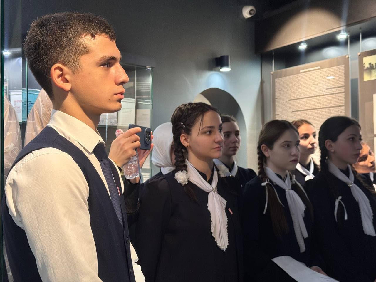 В Мемориальном комплексе жертвам репрессий в г. Назрани состоялось профориентационное мероприятие для школьников Назрановского района, направленное на знакомство школьников с профессией «Гид-экскурсовод».. Фото 6