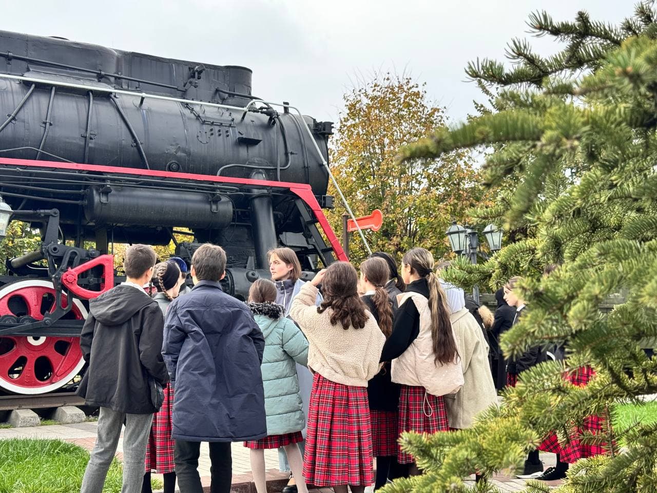 В Мемориальном комплексе жертвам репрессий в г. Назрани состоялось профориентационное мероприятие для школьников Назрановского района, направленное на знакомство школьников с профессией «Гид-экскурсовод».. Фото 7