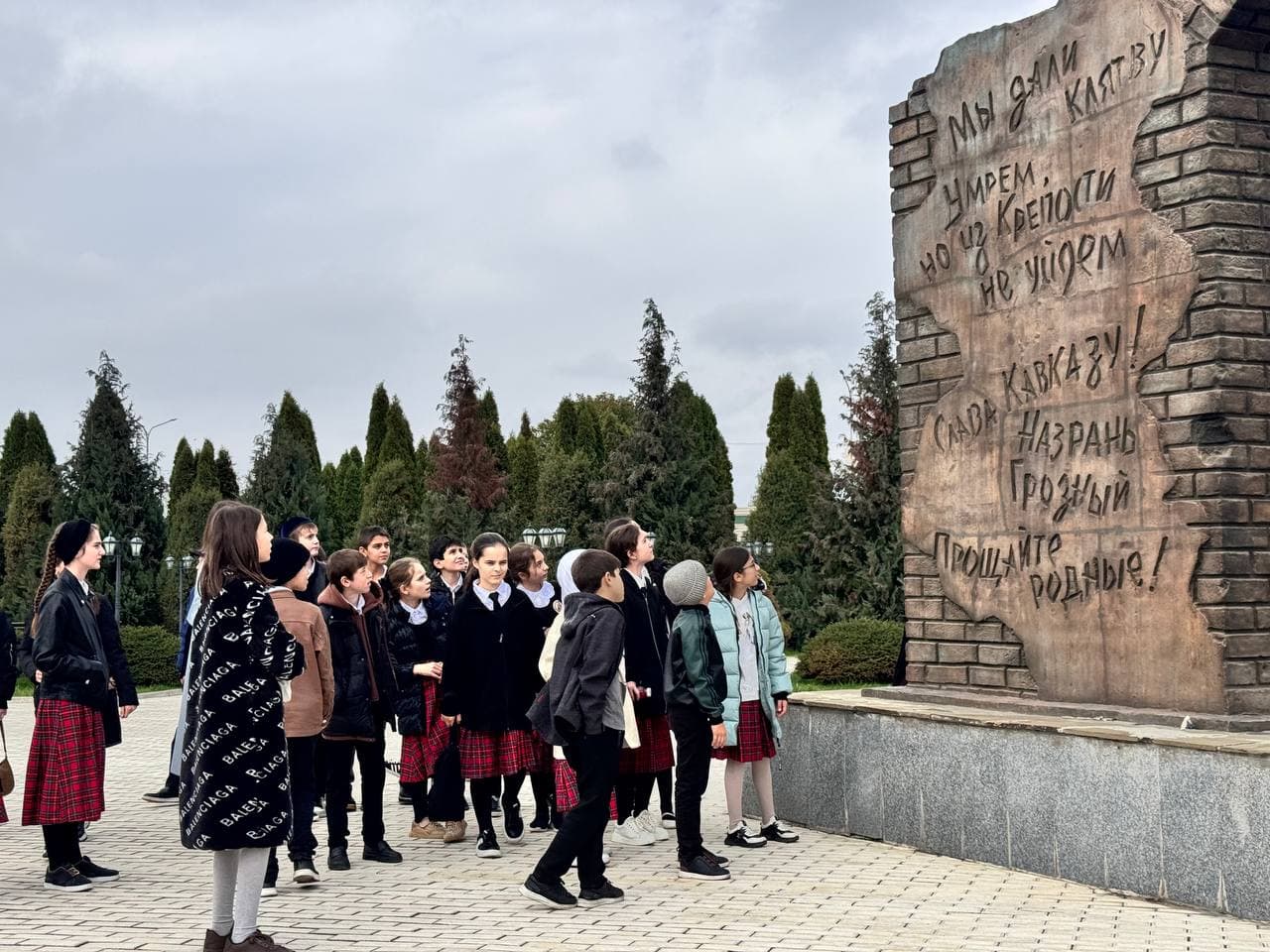 В Мемориальном комплексе жертвам репрессий в г. Назрани состоялось профориентационное мероприятие для школьников Назрановского района, направленное на знакомство школьников с профессией «Гид-экскурсовод».. Фото 8