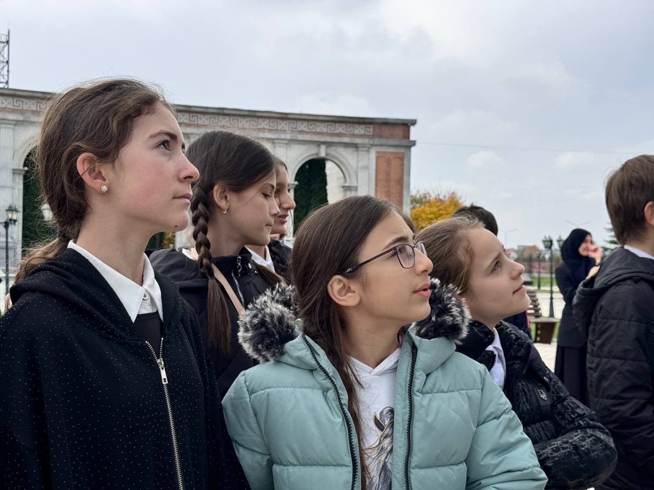 В Мемориальном комплексе жертвам репрессий в г. Назрани состоялось профориентационное мероприятие для школьников Назрановского района, направленное на знакомство школьников с профессией «Гид-экскурсовод».. Фото 9