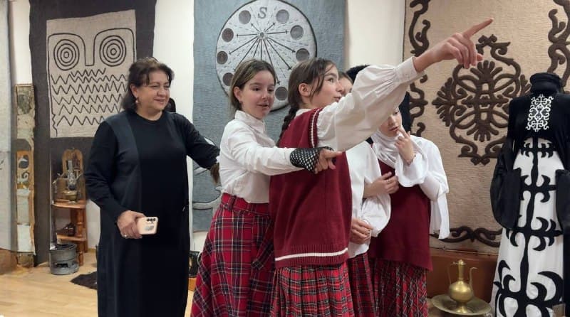 В рамках единой модели профориентации «Билет в будущее» в музее национального ингушского костюма прошла экскурсия для учащихся ГБОУ «Лицей — Детский сад г. Магас».. Фото 4