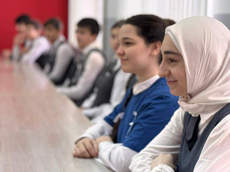 Профориентационная акция «Шаг в студенчество», приуроченная ко Дню студента, прошла в СОШ № 5 с. Экажево.. Фото 1