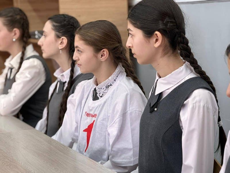 Профориентационная акция «Шаг в студенчество», приуроченная ко Дню студента, прошла в СОШ № 5 с. Экажево.. Фото 4